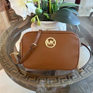 🤎🤎MICHAEL KORS LARGE TAN LEATHER CAMERA CROSSBODY BAG!🤎🤎